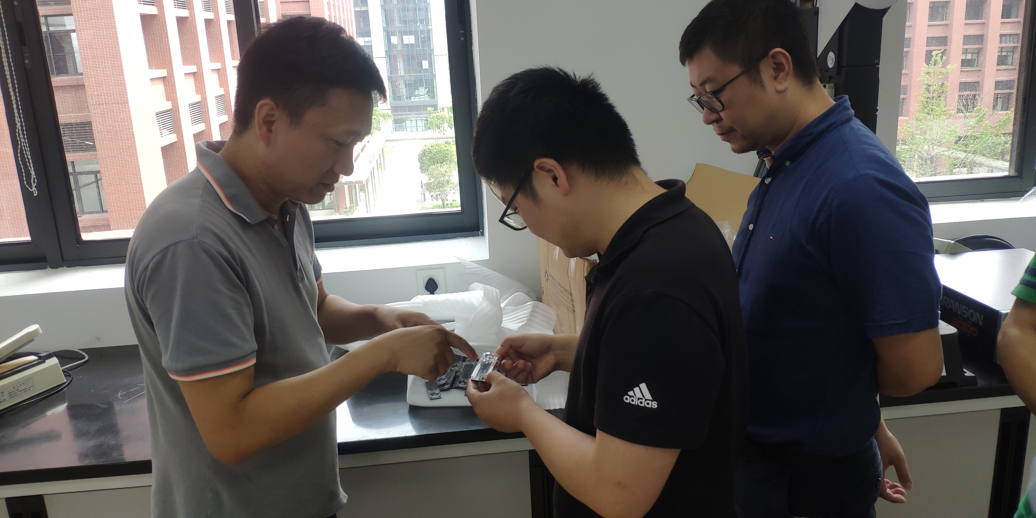 唐勇博士向西藏三利集团相关项目负责人介绍条式微流控芯片特点